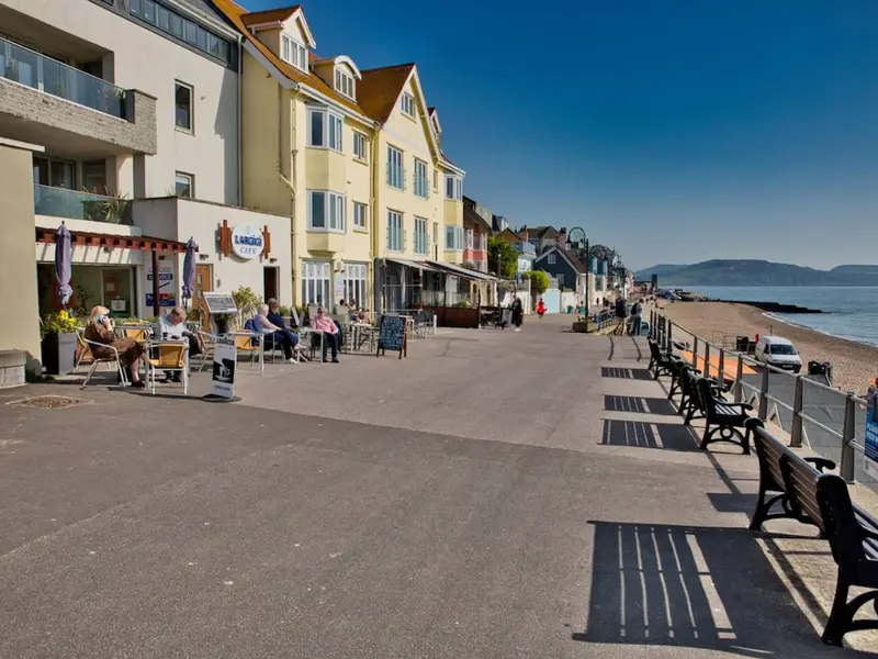 Akassa, Lyme Regis: photo 50