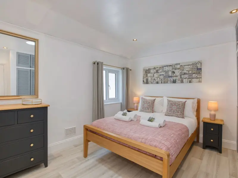 Akassa, Lyme Regis: photo 14