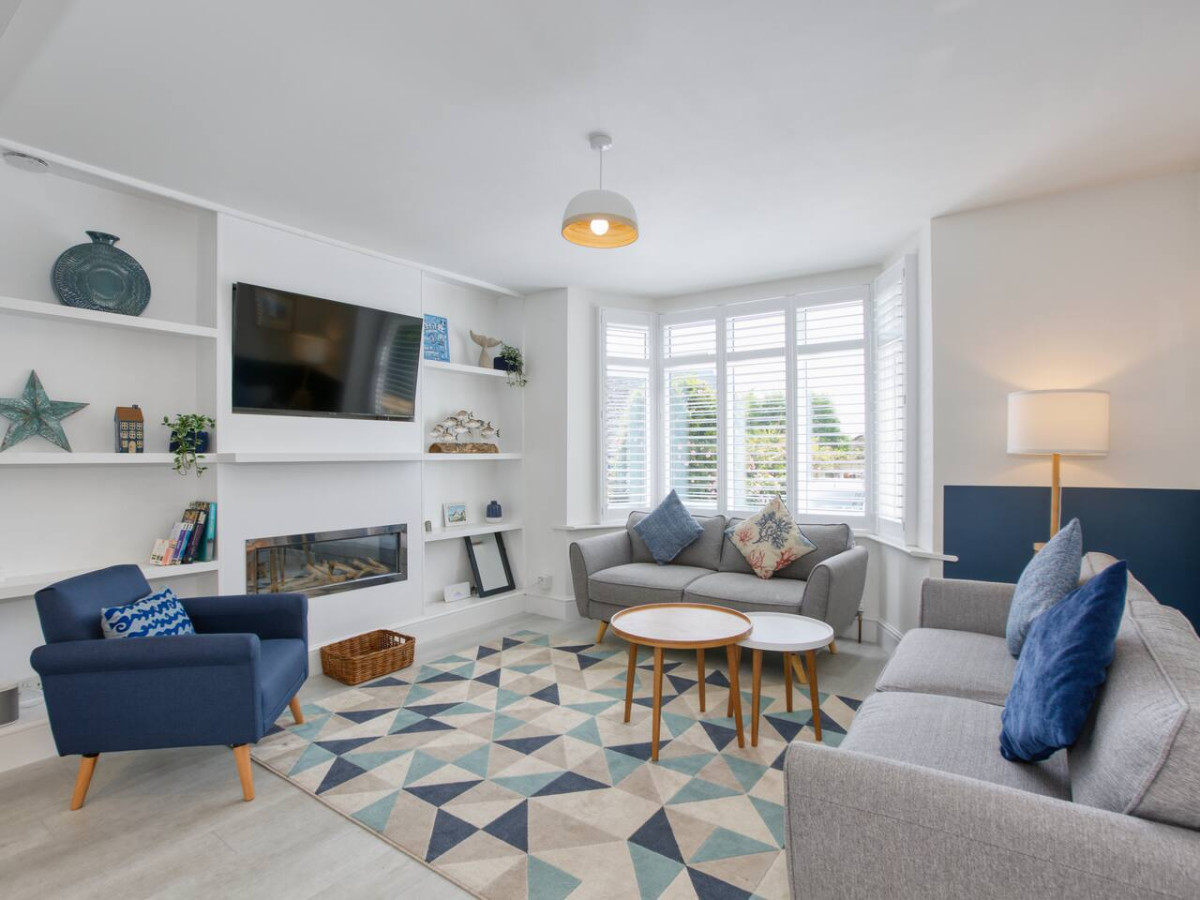 Akassa, Lyme Regis